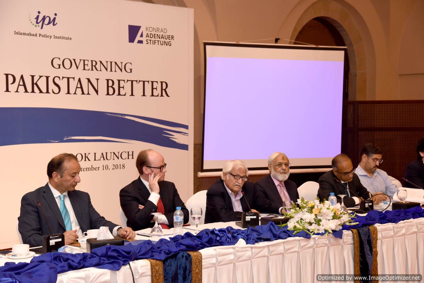 “Politicians urge PTI govt to adopt consensus building approach”