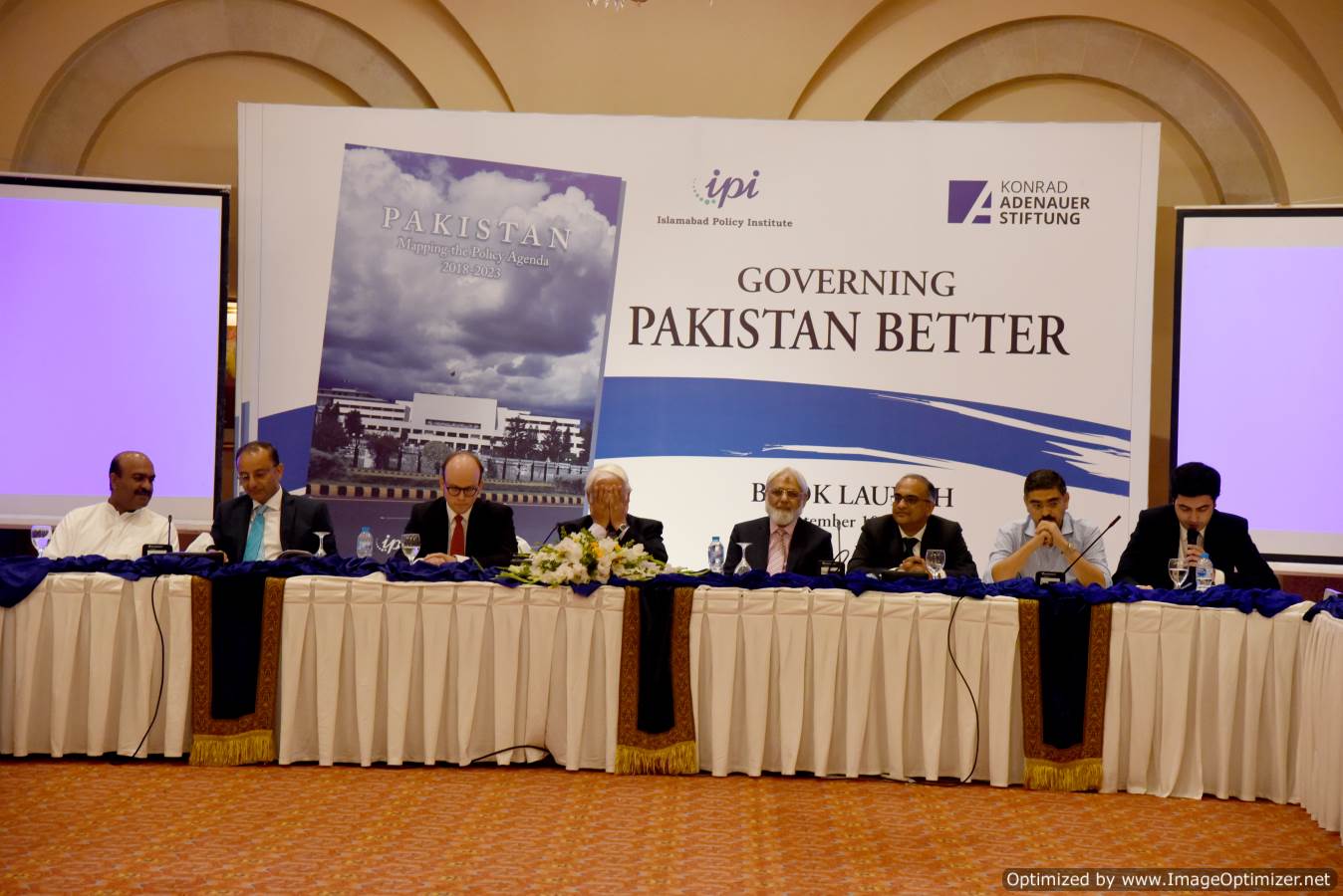 “Politicians urge PTI govt to adopt consensus building approach”